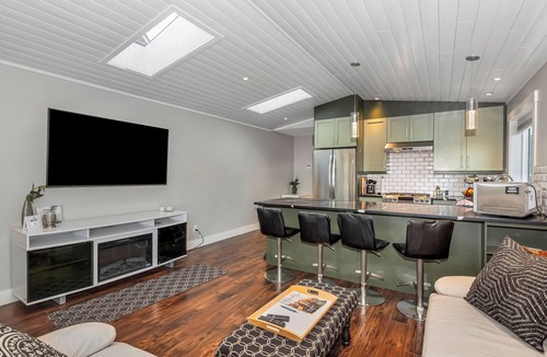 Saanich West Cottage | KNOCKAN HILL RENTALS - PRIVATE GARDEN SUITE