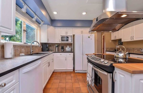 Comox House | Kye Bay Beach House Oceanfront Retreat