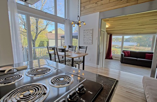 Saint-Gabriel-de-Valcartier Ski Chalet | Lakeside cottage Balcony, view & family room