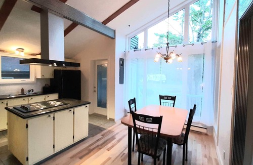 Saint-Gabriel-de-Valcartier Ski Chalet | Lakeside cottage Balcony, view & family room