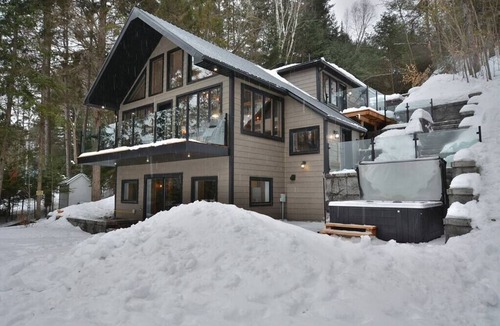 Lac-Simon Ski Chalet | LA MERVEILLE LUXURY CHALET, LAKESIDE SPA