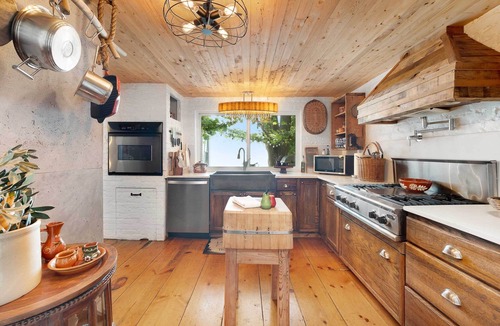 Kingsville House | La Perla, An Unforgettable Lakefront Home for Perfect Romantic Getaway