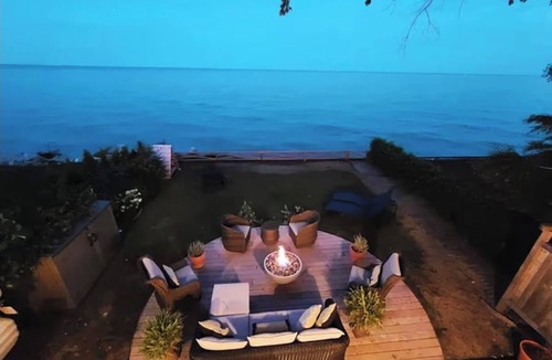 Kingsville House | La Perla, An Unforgettable Lakefront Home for Perfect Romantic Getaway