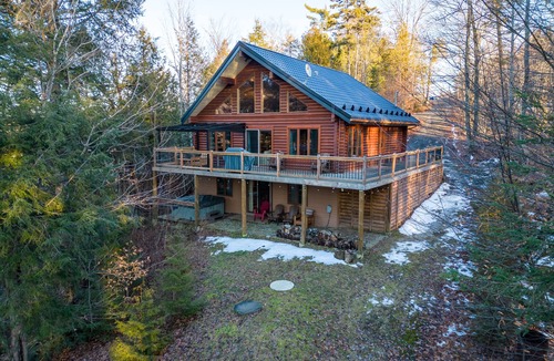 Wentworth-Nord Ski Chalet | La perle rosée boréale: rustic cottage on the water