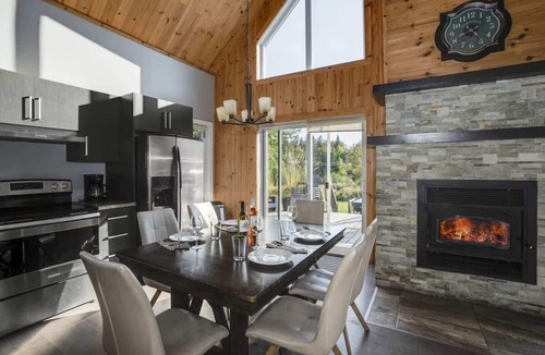 Saint-Raymond Cabin | Lake Access Chalet with Hot Tub & Fire Pit