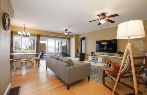 Hamilton Township House | Lake-Access Cottage- Hot Tub, Fireplace&Pool Table