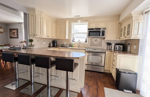 Dunnville Cottage | Lake Erie Waterfront Cottage | Hot Tub | Pet Friendly