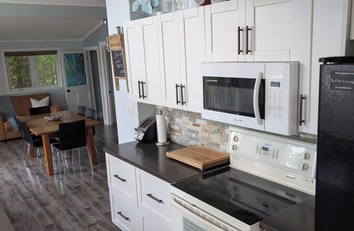 Northern Bruce Peninsula Cottage | Lake Huron Waterfront Cottage near Singing Sands Beach & the Grotto - Tobermory!