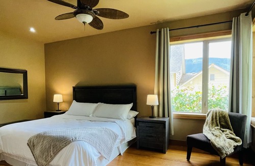 Lake Cowichan House | Lake Life Living 40' dock downtown sleeps 6 to 8
