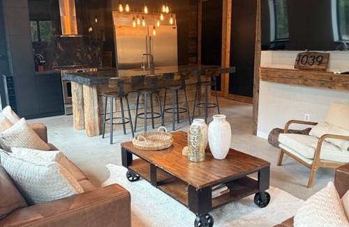 Bracebridge Cottage | Lake Muskoka Waterfront Oasis*Private Beach*BBQ & Dock*Sleeps 14