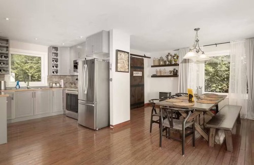 Valentia Cottage | Lake Scugog Waterfront Cottage | Hot Tub, Firepit & Pool Table