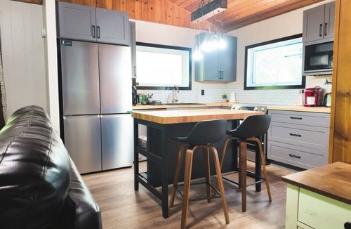 Beaconia Cabin | Lake Shore Haven - Newly Renovated
