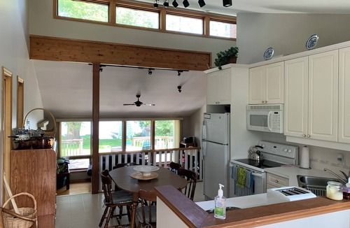 Virginia Cottage | Lake Simcoe Getaway — Just 1 Hour from Toronto! Family cottage rarely offered!