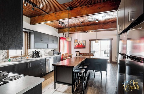 Cheneville Ski Chalet | LAKE Simon, SPA, private BEACH, 4 bedroom, 2 private office, 10 beds, 16 people.
