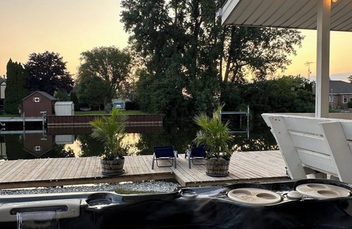 Lighthouse Cove Cottage | Lake St. Clair Cottage | Hot Tub | Games Room | Sleeps 12