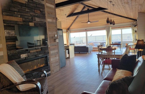 Lighthouse Cove Cottage | Lake St Clair Waterfront Cottage - Private Boat Launch & Dock - Fishing - Beach.