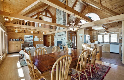 Fenelon Falls Cottage | Lakefront 5BR Log Retreat | Sauna | Hot Tub | Dock