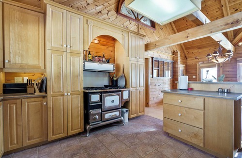 Fenelon Falls Cottage | Lakefront 5BR Log Retreat | Sauna | Hot Tub | Dock