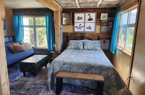 Blind Bay Cabin | Lakefront Art Studio. Pet Friendly!