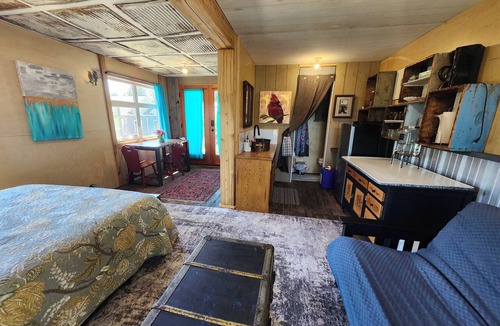 Blind Bay Cabin | Lakefront Art Studio. Pet Friendly!