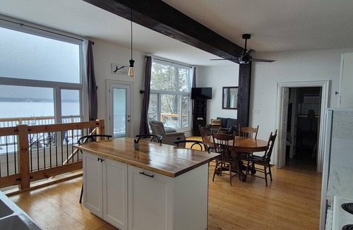 Lindsay Cottage | Lakefront Cottage on Private Road