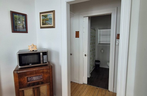 Lindsay Cottage | Lakefront Cottage on Private Road