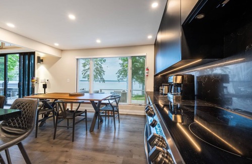 Fenelon Falls Cottage | *Lakefront Cottage with Hot Tub, Private Dock, Firepit & Stunning Views*