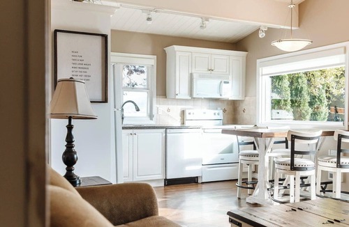 Central Okanagan Condo | Lakefront & Dining with Scenic Views - CasaLoma
