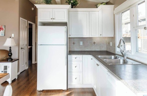 Central Okanagan Condo | Lakefront & Dining with Scenic Views - CasaLoma