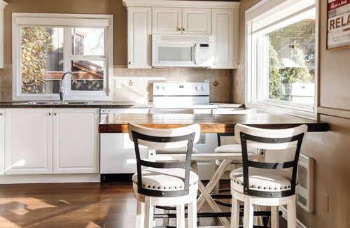 Central Okanagan Condo | Lakefront & Dining with Scenic Views - CasaLoma