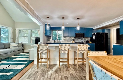 Lebanon House | Lakefront Family Retreat w/Apartment - Private Dock & Tiki Bar