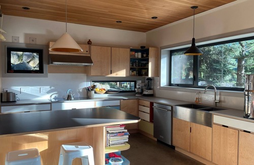 Victoria House | Lakefront Furnished Modern Cozy Full House