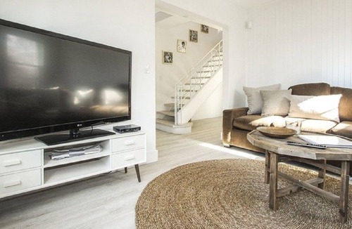South Central House | LAKEFRONT HOME! 4 Bedrooms - A Short Walk to Downtown Kelowna