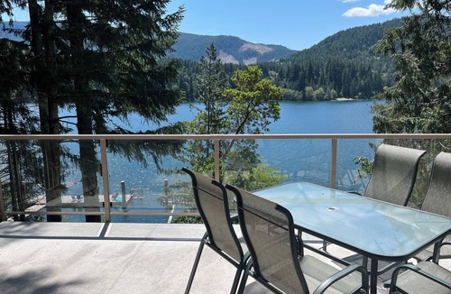 Youbou House | Lakefront house with private dock