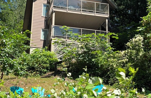 Youbou House | Lakefront house with private dock