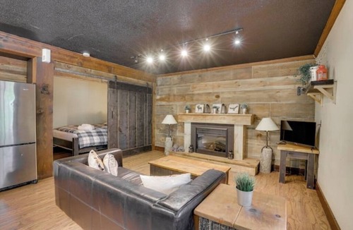 Cantley Apartment | Lakefront Loft 3,Retreat | Fireplace, Hot Tub & Paddleboards | Sleeps 4