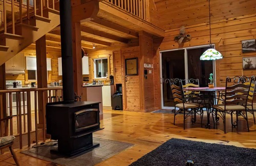 Litchfield Cottage | Lakefront log cabin with private dock