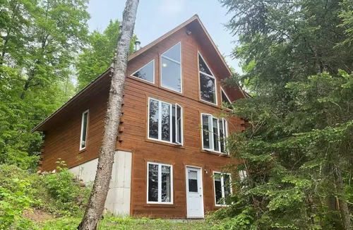 Litchfield Cottage | Lakefront log cabin with private dock