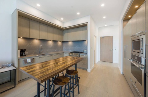 South Pandosy Apartment | Lakefront Penthouse w/Pool & Free EV Charging