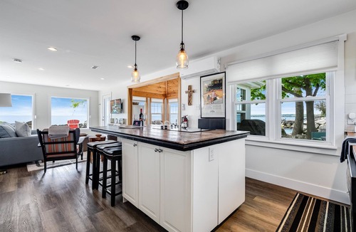 Leamington House | Lakefront Retreat + Hot Tub Sunset Views Point Pelee