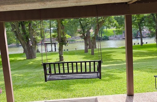 McQueeney House | Lakehouse 3BR Retreat –Kayaks, Paddleboards, Floating Dock, PingPong, Volleyball