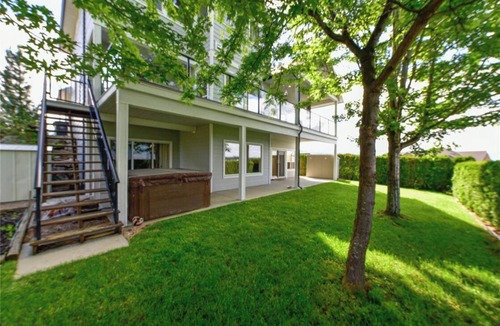 Central Okanagan House | Lakes View Getaway