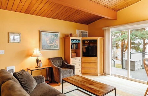Central Okanagan Condo | Lakeside Cabin w/Balcony & Serene View - CasaLoma