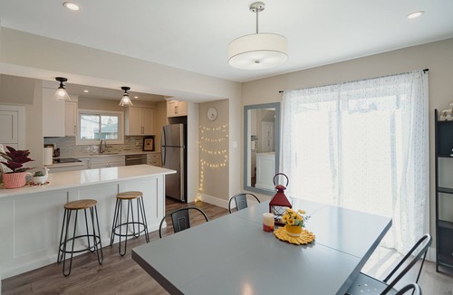 Fort Erie House | Lakeside Cottage @ Historical Fort Erie