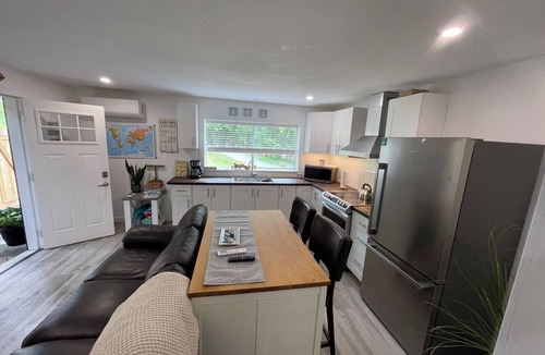 Youbou House | Lakeside Fun and Sun guest suite