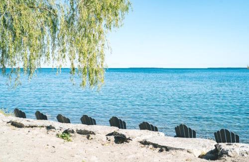 Waupoos House | Lakeside Home with Guest Cottages at Waupoos