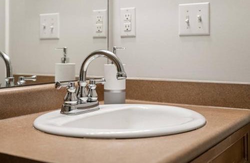 Invermere Apartment | Lakeside Memories, Pool, Hot Tub, Central