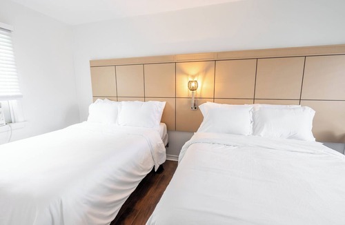 Lambton Shores Hotel | Lakeside Motel #15 | Near Ipperwash Beach | Free Parking & WiFi