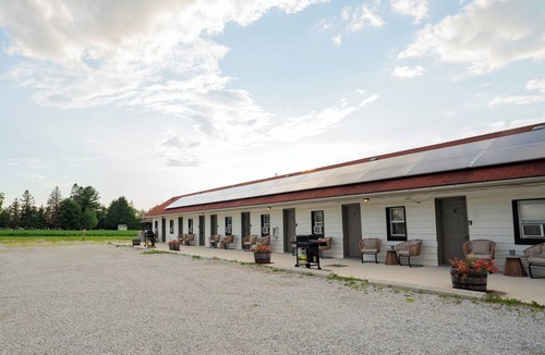 Lambton Shores Apartment | Lakeside Motel #9 | Near Ipperwash Beach | Free Parking & WiFi