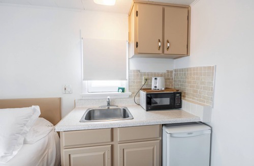 Lambton Shores Apartment | Lakeside Motel #1 | Near Ipperwash Beach | Free Parking & WiFi